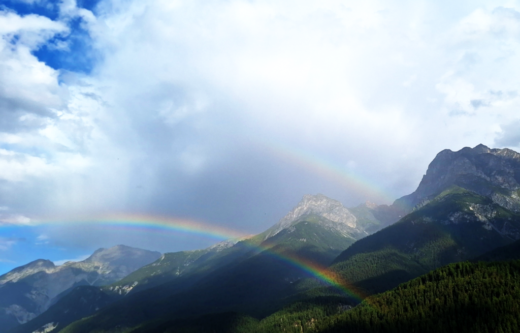Eine Brücke schlagen mit dem Regenbogen in den Engadiner Bergen